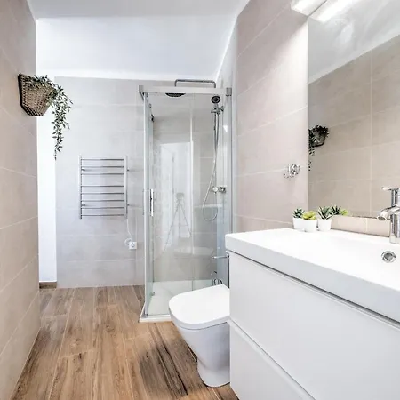 Fantastic Penthouse With Roof Terrace In The Heart Of דירה נרחה
